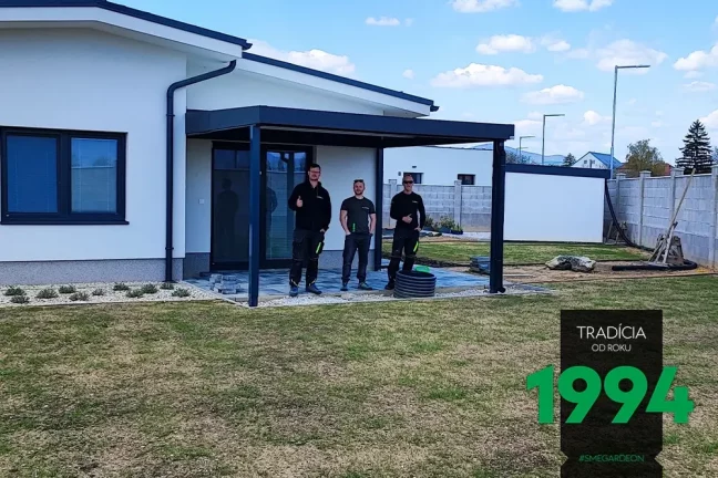 Zákazník s montážníky pod pergolou