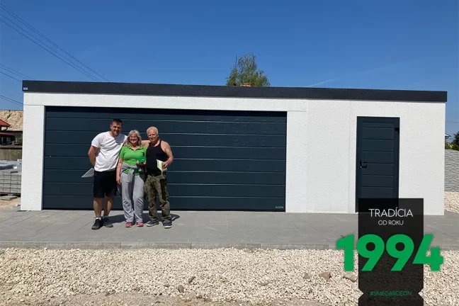 Zákazníci před atypickou garáží