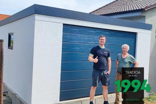 Zákazník s montážnikem před garáží
