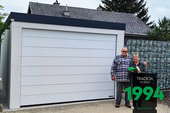 Manželský pár před garáží