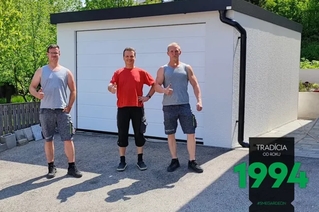 Montážníci se zákazníkem před bílou garáží