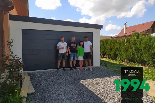 Rodina s montážníky před garáží