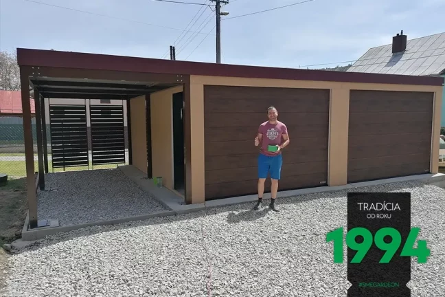 Zákazník s medem před atypickou garáží