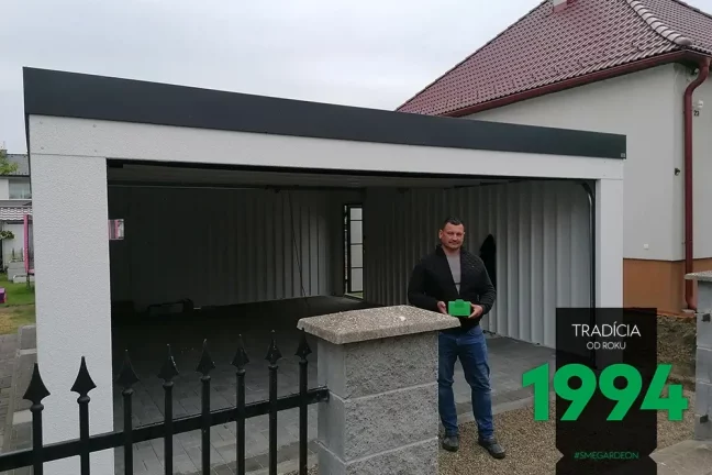 Zákazník s medem před garáží