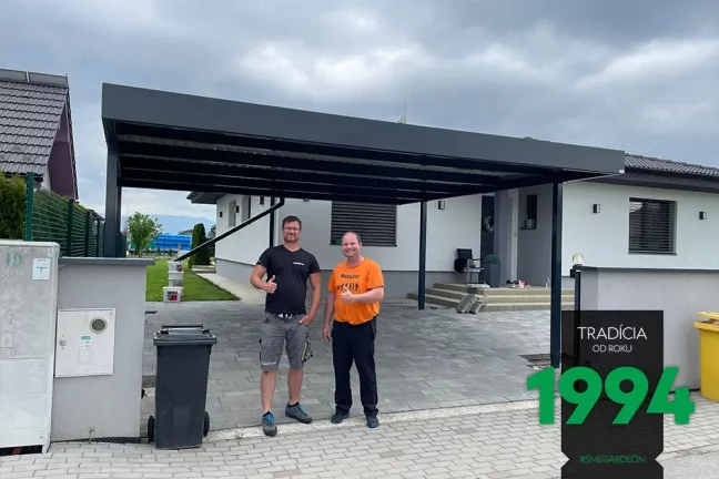 Zákazník s montážníkem před přístřeškem