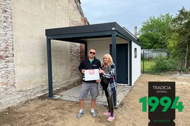 Spokojená zákaznice s montážníkem