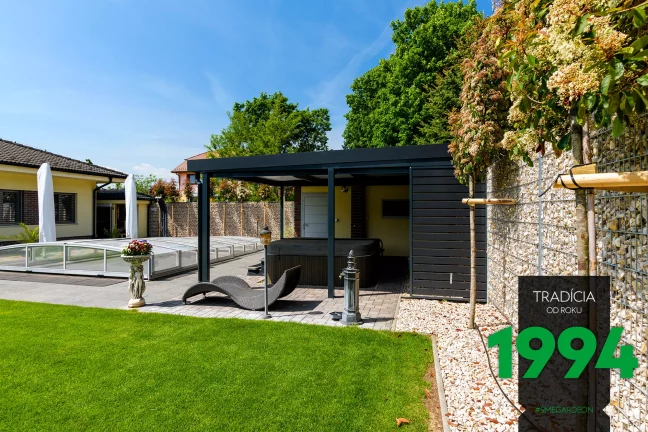 Přístřešek s kovovými výplněmi