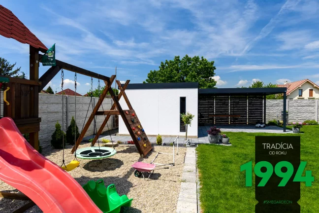 Malé hřiště u domku