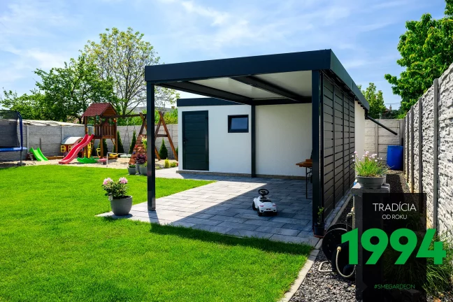 Přístřešek s kovovými výplněmi