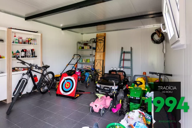 Regály a autíčka v domečku