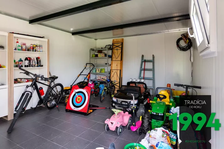 Regály a autíčka v domečku