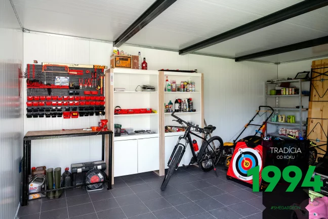 Regály a ponk v domečku