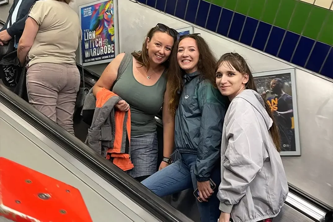 Kolegyne na schodech