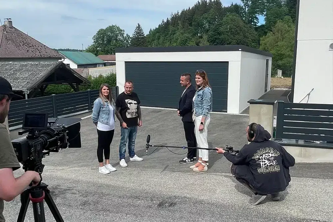 Rodinka před garáží