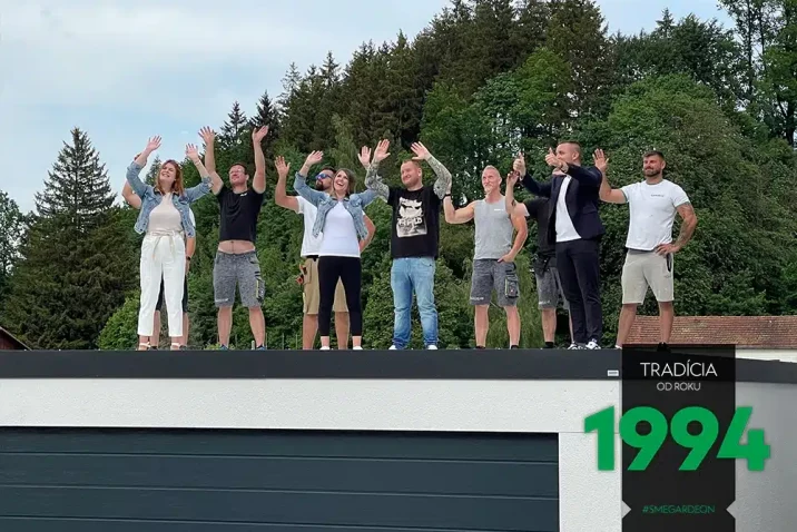Lidé na střeše garáže