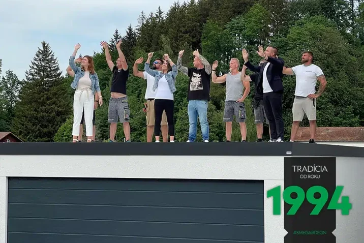 Lidé na střeše garáže