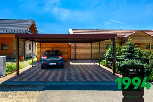 Auto pod přístřeškem pro dvě auta