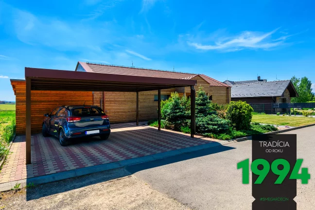 Přístřešek u dřevěného domu