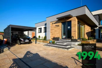 Přístřešek u domu