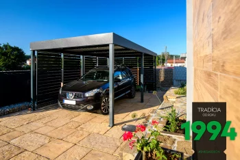 Auto pod přístřeškem při západě slunce