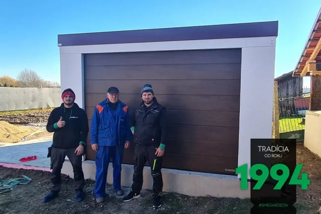 Montážnici se zákazníkem před garáží