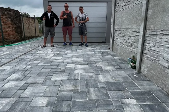 Montážníci se zákazníkem před garáží