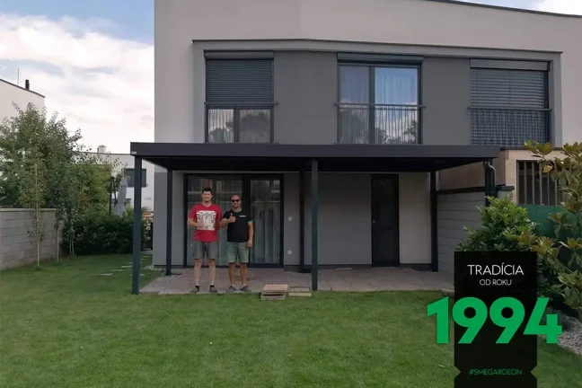 Zákazník s montážníkem pod pergolou