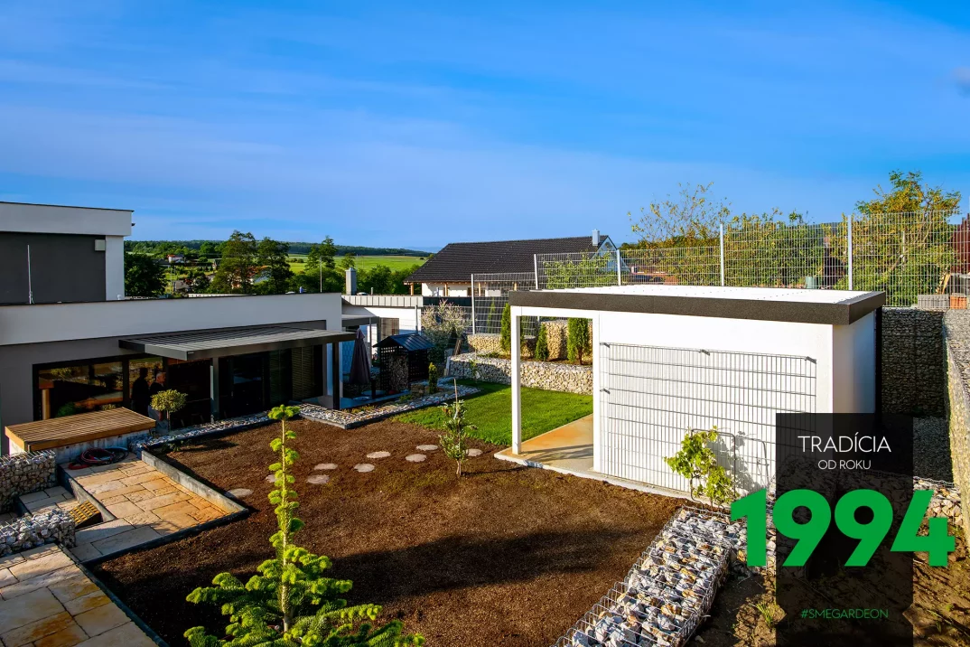 Domeček v bíle omítce na zahradě