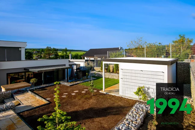 Domeček v bíle omítce na zahradě