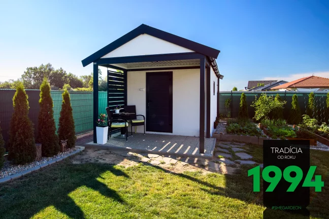 Špičatá střecha na záhradě