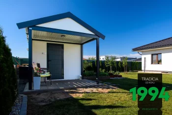 Domeček v bíle omítce