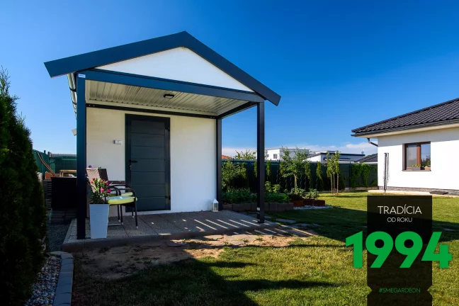 Domeček v bíle omítce