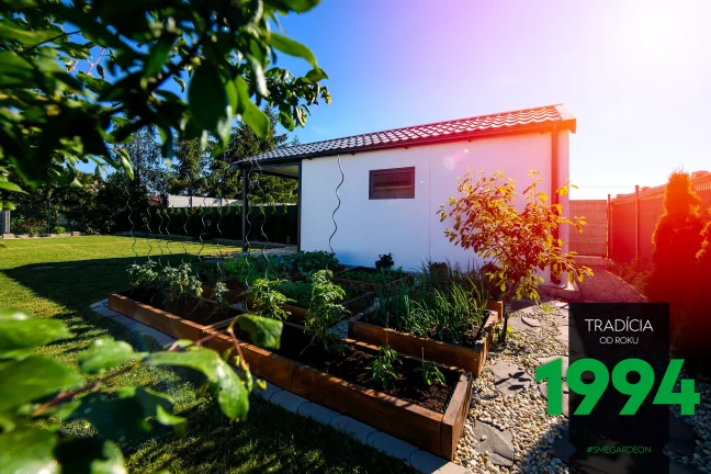 Vyvýšené záhony u domečku