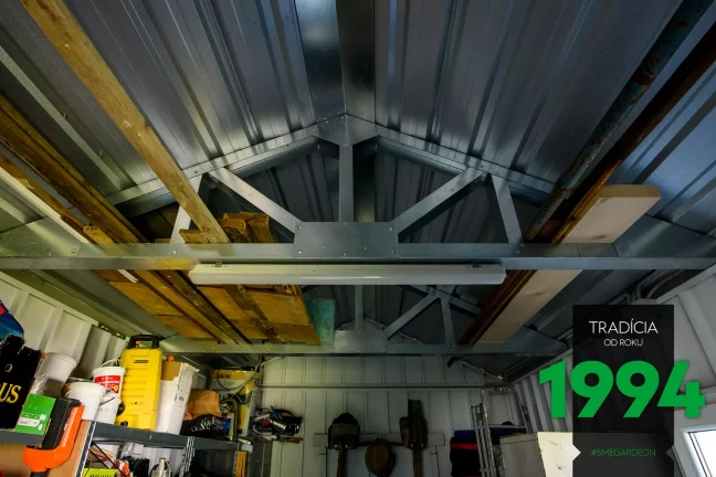 Detail na špičatou střechu zevnitř