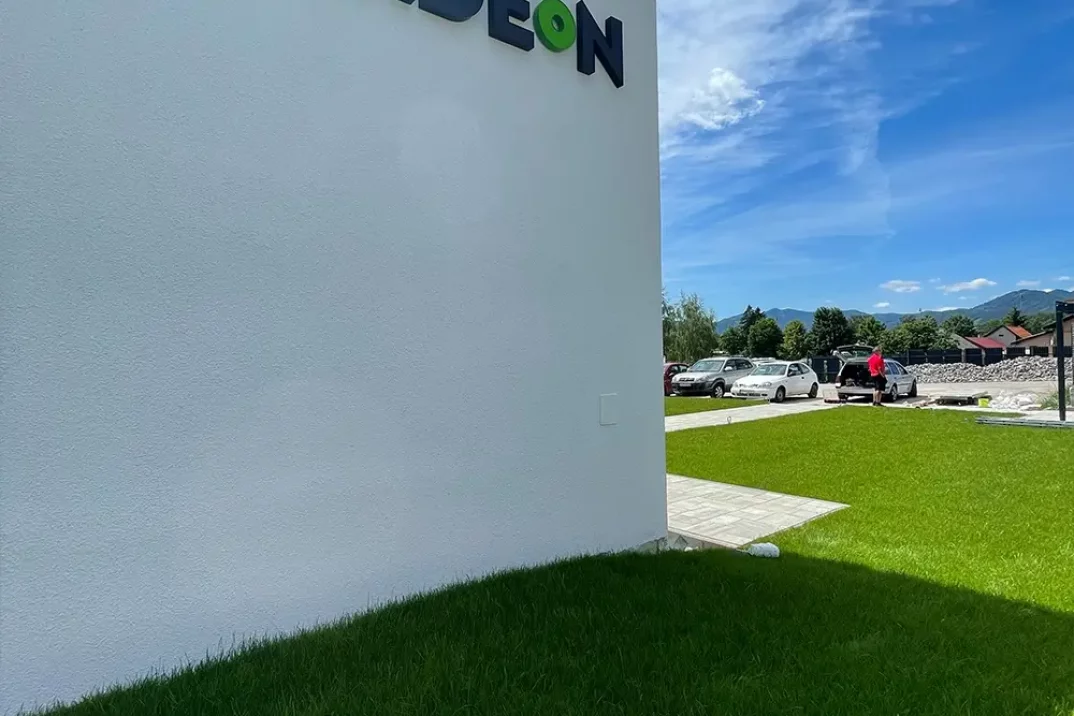 Nápis GARDEON na budově