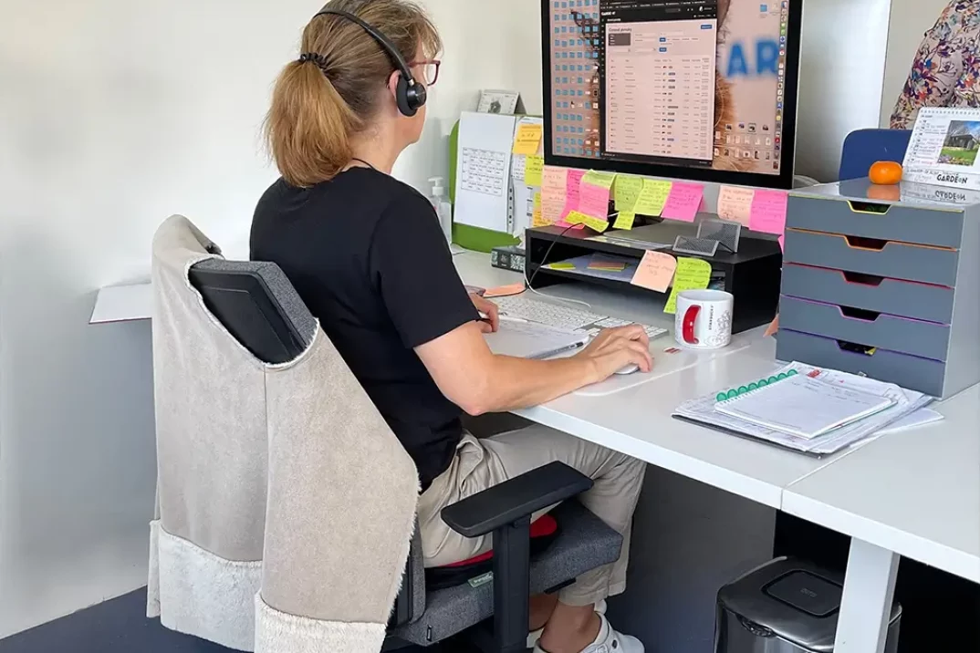 Kolegyně za počítačem