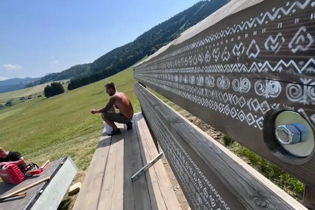 Montážník sedí na lavičce.