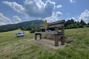 Starostka na lavičce Gardeon.