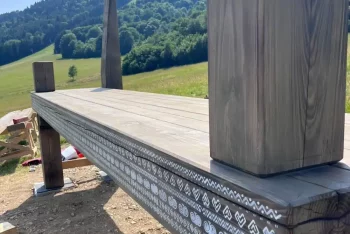 Montáž velké lavičky.