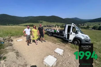 Montážníci se starostkou při dodávce.