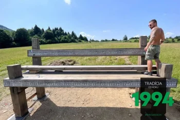 Montáž opěradel lavičky.