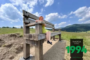 Starostka sedí na lavičce.