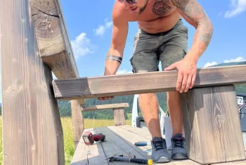 Gardeon montážník při montáži lavičky