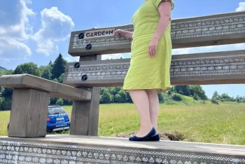 Starostka na namontované lavičce.