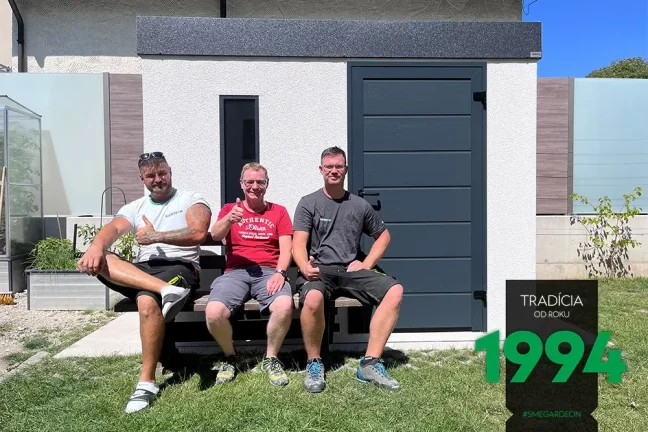 Zákazník s montážníky na lavičce před domečkem