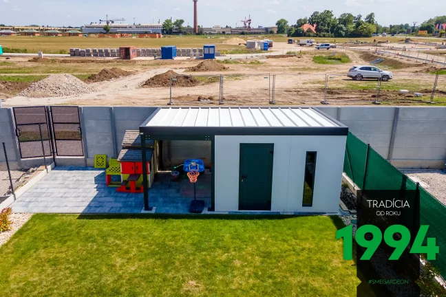 Zahradní domek s přístřeškem nalevo