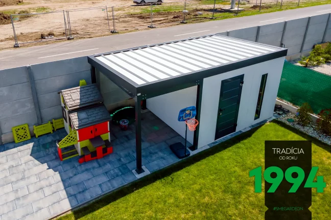 Domeček s přístřeškem a bílou krytinou