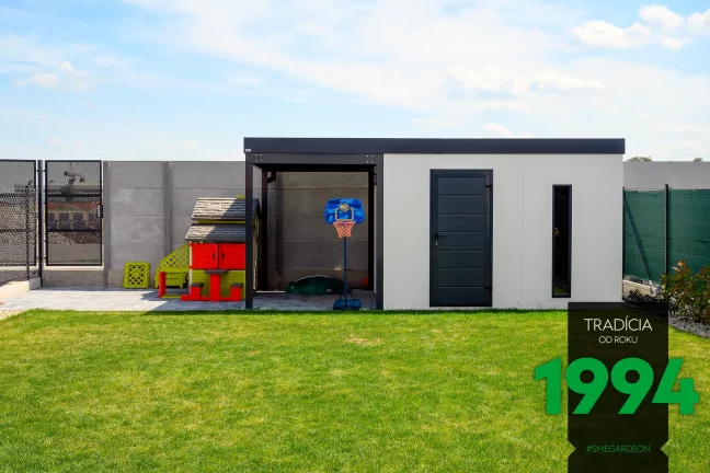 Domeček s přístřeškem na zahradě