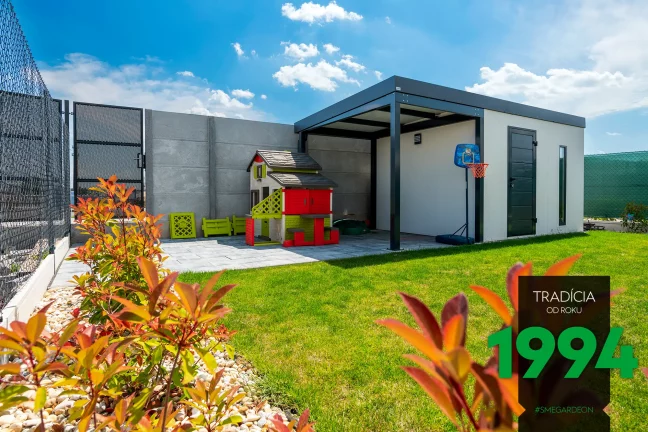 Dětský domeček u zahradního domečku