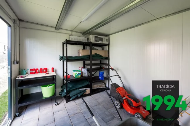 Regály a sekačka v domečku